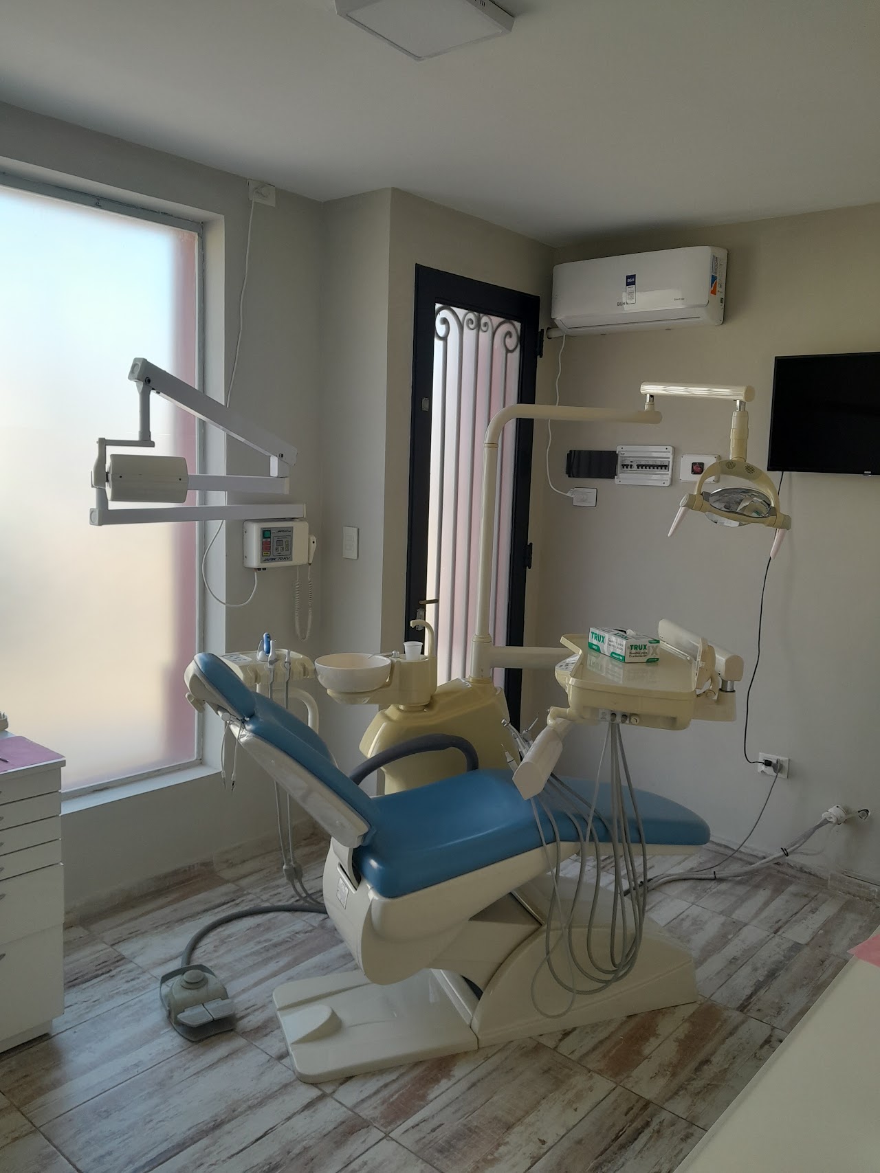 Sala de atención clínica dental con sillón ergonómico e iluminación quirúrgica en Odontología Santisi